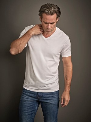 Teejays Stretch V-Tee Tshirt gedragen